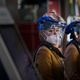 Personal de tierra del aeropuerto de Pekín con equipamiento contra el coronavirus en una foto de marzo de 2020.